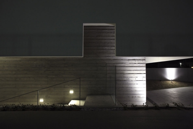 Efeitos de luz À noite, elementos arquitetônicos criam revestimento de parede