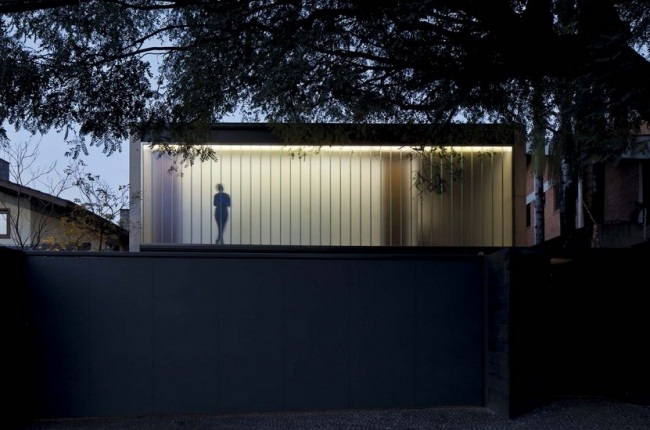 Iluminação noturna da casa Badopari - construção de vidro de concreto moderna