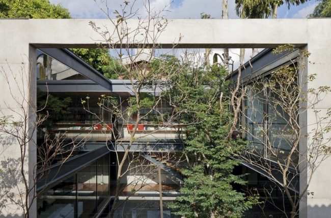 Design de interiores de piso aberto, concreto totalmente envidraçado