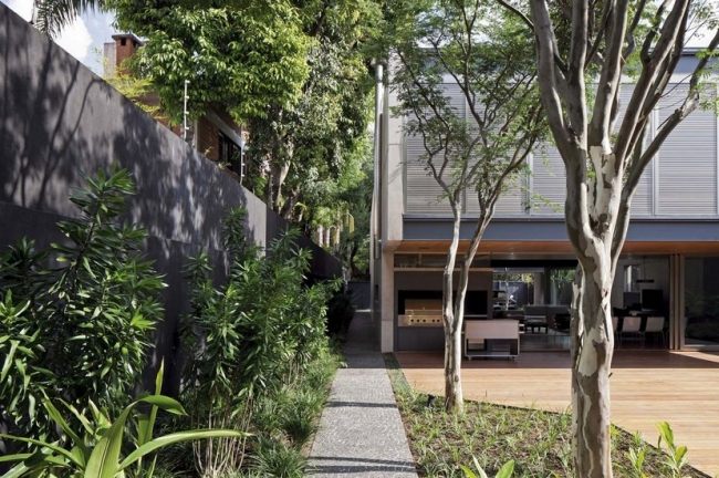 Casa com piscina para cultivo de arvores no jardim