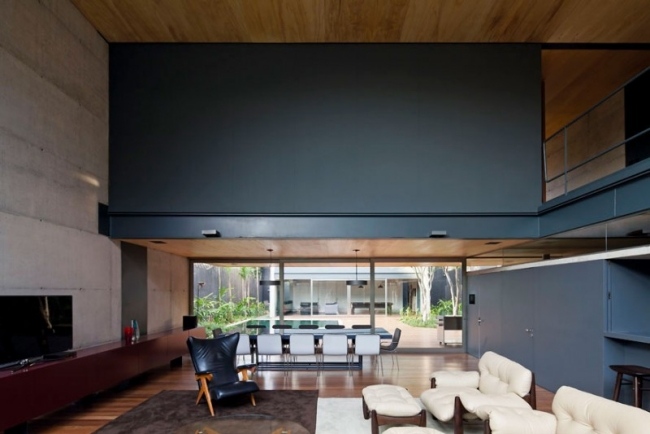 Sala de estar alta com teto duplo - estofado em couro - preto branco