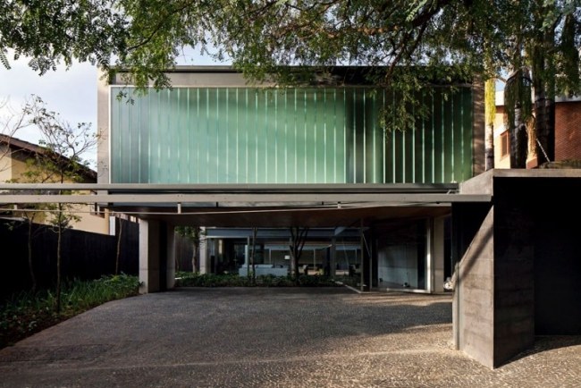 Projeto de fachada de vidro de telhado plano de casa de concreto Brasil