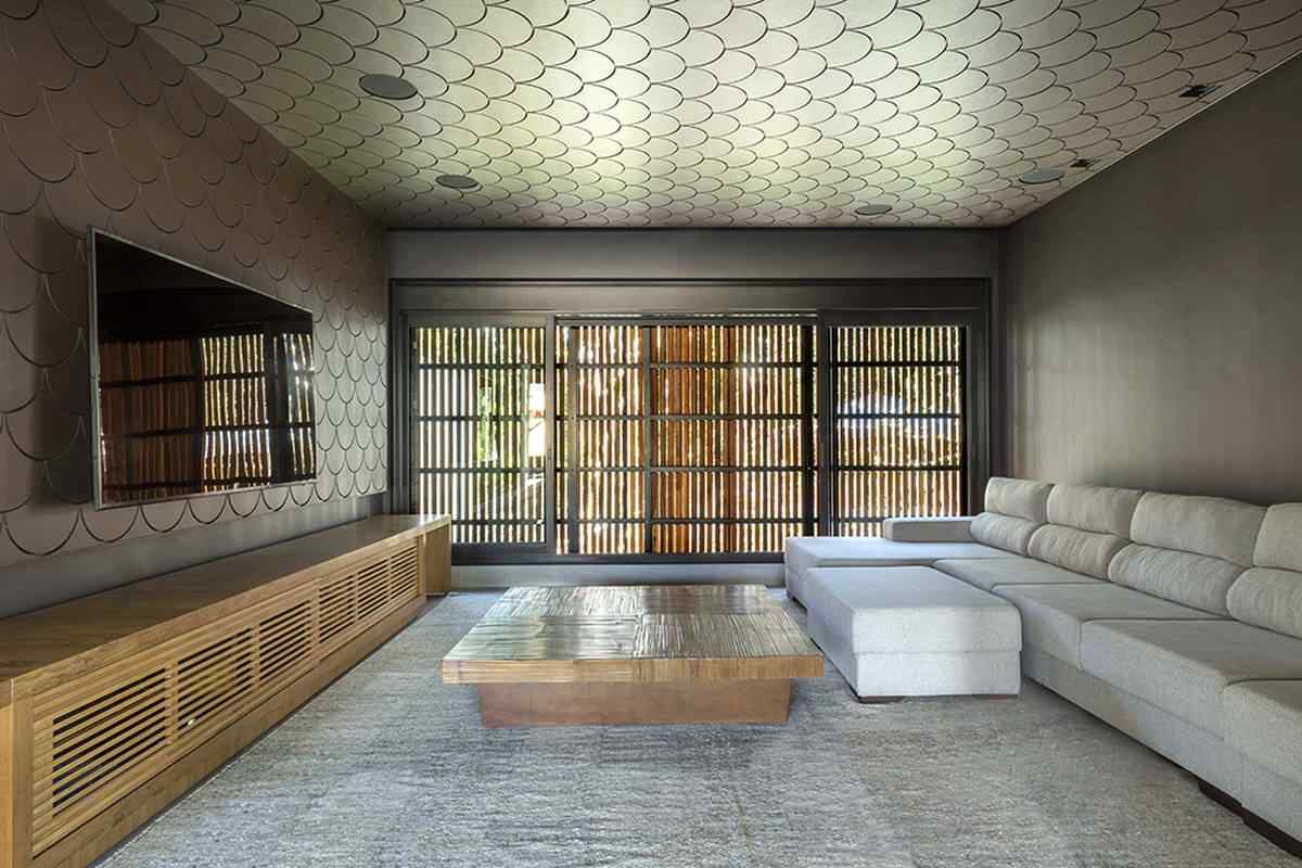 Lounge com um padrão de escala para paredes e tetos