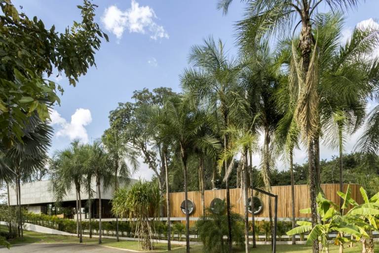 Pedra e madeira para uma luxuosa villa de estilo minimalista no Brasil