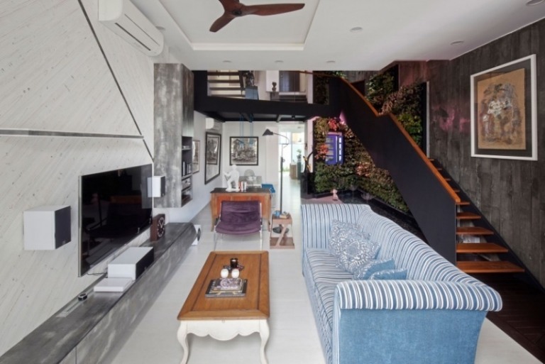 paredes de concreto-jardim interno-casa-singapura-sala-escada-vertical-plantas-branco-sofá-azul