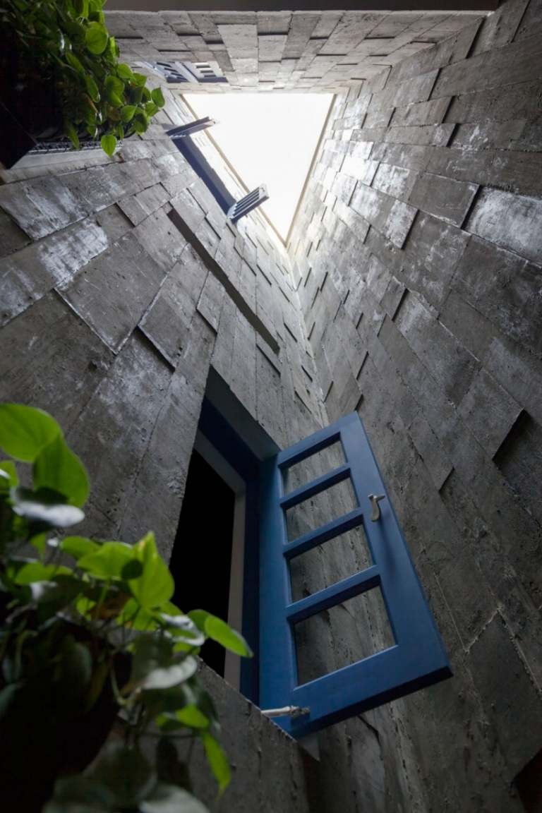 paredes de concreto-interior-jardim-casa-singapura-janela-azul-triângulo-plantas-vertical