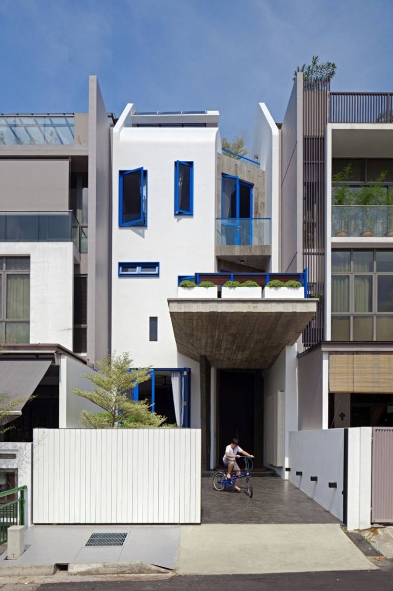 paredes de concreto-interior-jardim-casa-singapura-rua-estreita-branca-azul-janela