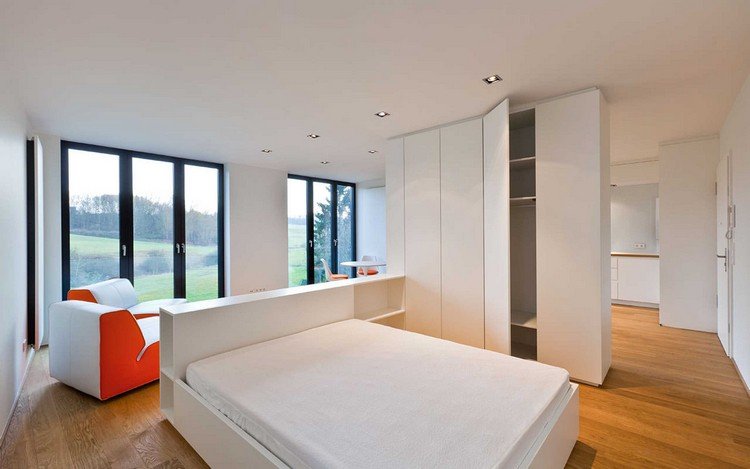 apartamento de um cômodo-andar-plano aberto-cama-cabeceira-prateleiras-guarda-roupa