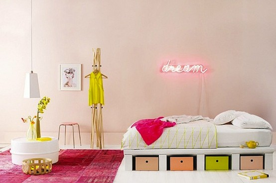 Cama com caixas coloridas