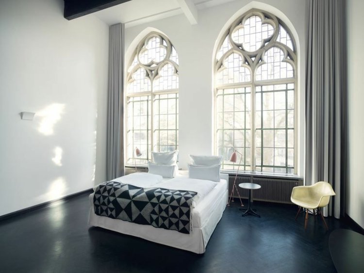 cama-cabeceira-free-standing-bedroom-gothic-window-eames-chair-furniture