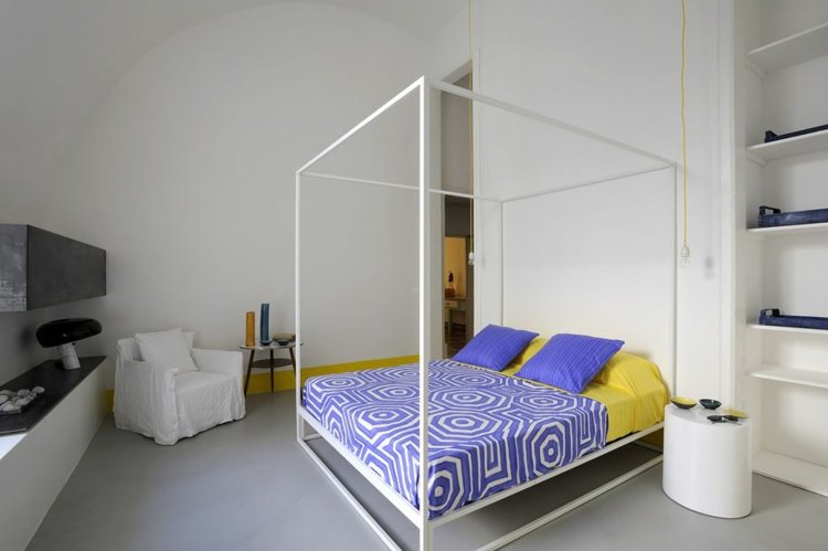 cama-sem-cabeceira-jovem-quarto-móveis-branco-capri-cama-azul-amarelo