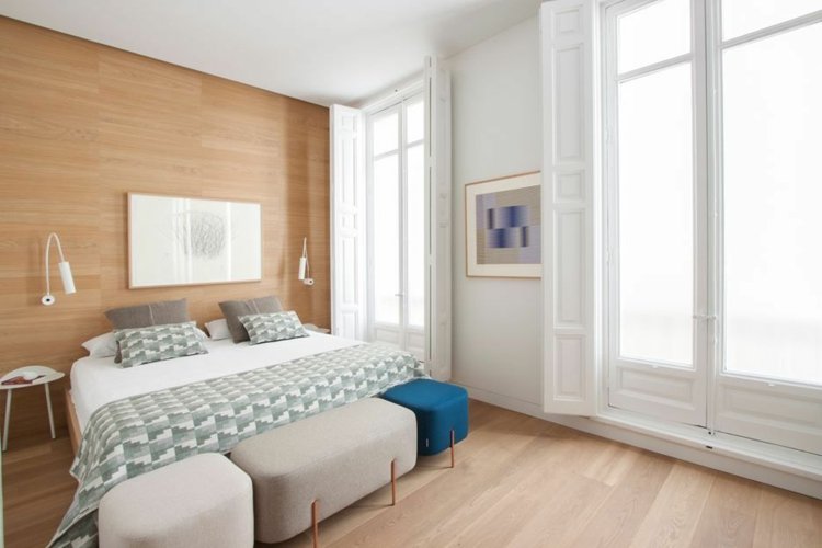 cama-cabeceira-parede-revestimento-madeira-roupa de cama-geoemtrisch-padrão-murais