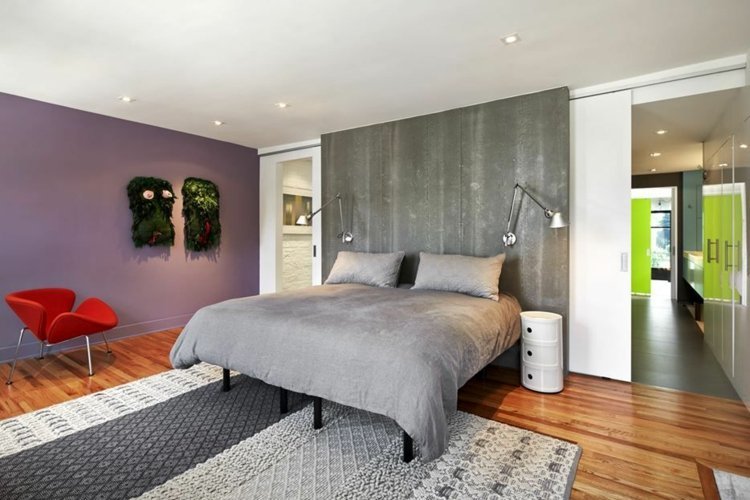 cama-cabeceira-acento-parede-ideia-cinza-design-roxo-cor-da-parede