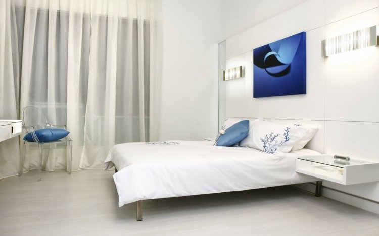 cabeceira da cama-branco-interior-azul-acentos-lâmpadas minimalistas