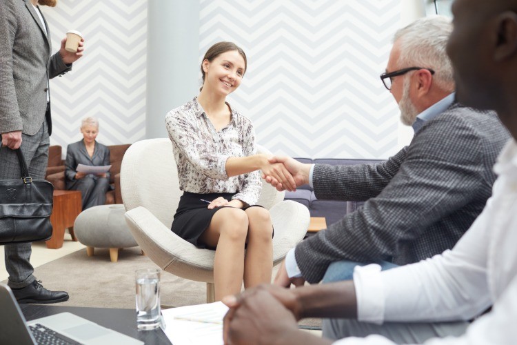 Tenha sucesso com dicas sorridentes durante a entrevista de emprego