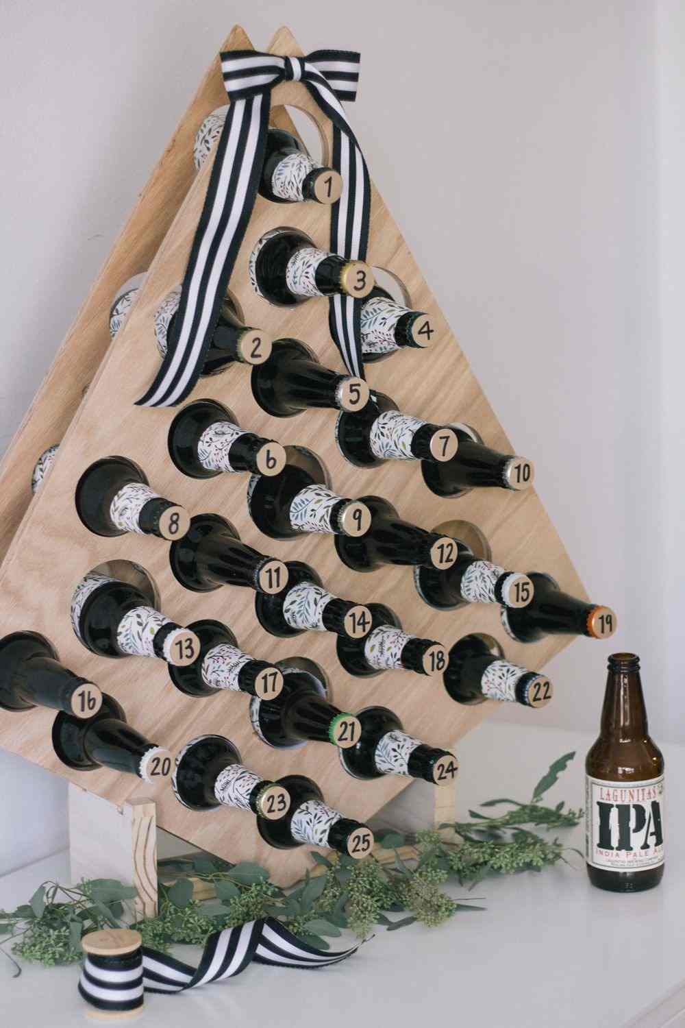 calendário do advento com cerveja como árvore de natal de madeira