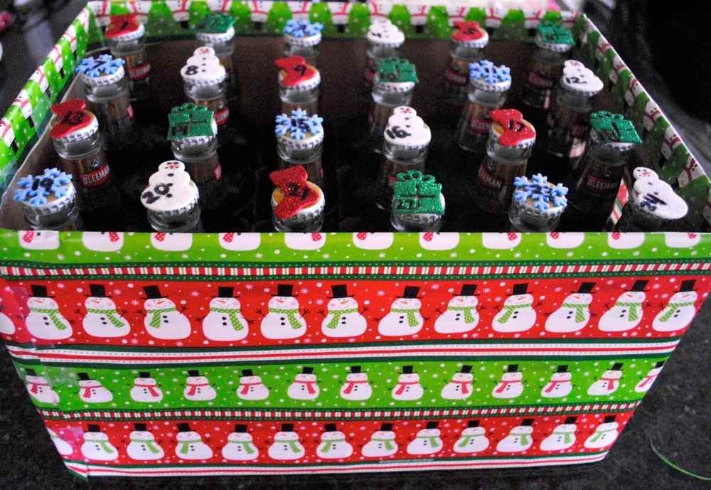 bonecos de neve caixa de cerveja com calendário do advento repleto de natal