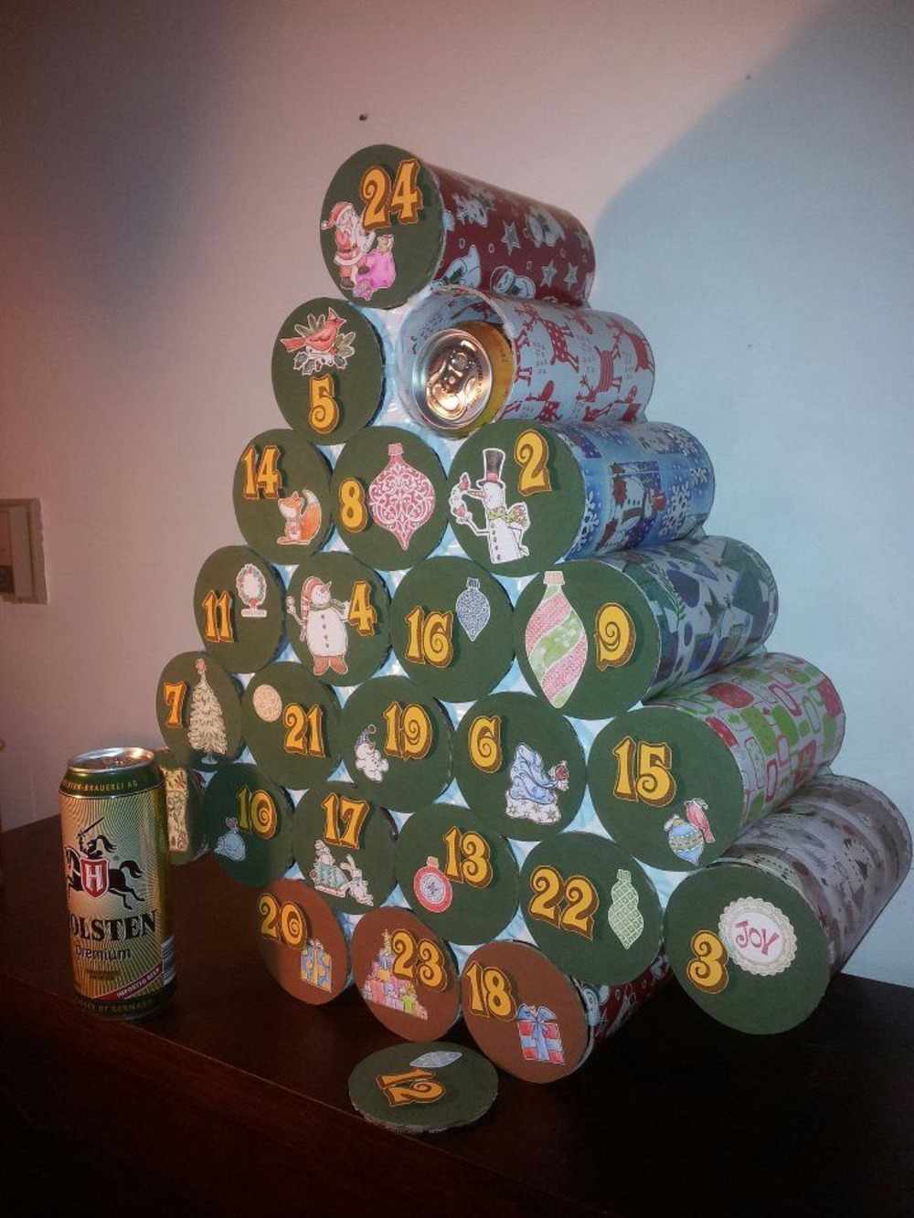 lata de cerveja com calendário do advento feita de envelopes com papel de embrulho para o natal