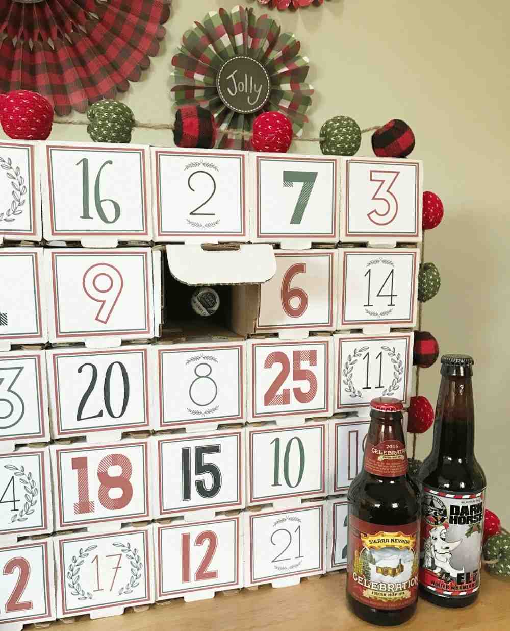 ideias criativas de artesanato diy para calendário de advento de cerveja feito em casa de papelão e garrafas de cerveja para o natal