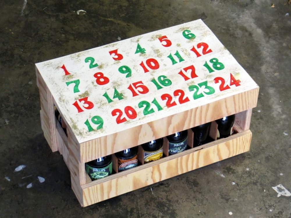 Caixa de madeira com garrafas de cerveja feita como calendário do advento da cerveja e fornecida com números coloridos