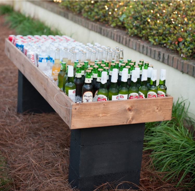 Banco de jardim para festa de cerveja transformando mesa de serviço