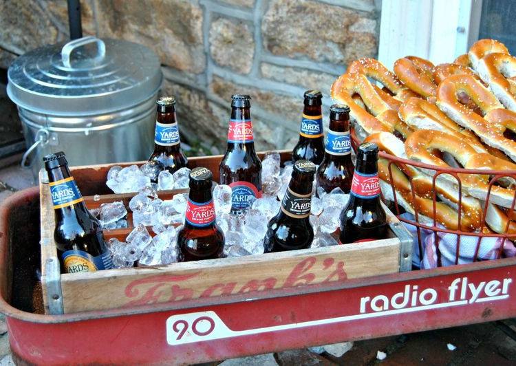 Carrinho de mão no jardim da festa da cerveja servindo pretzel