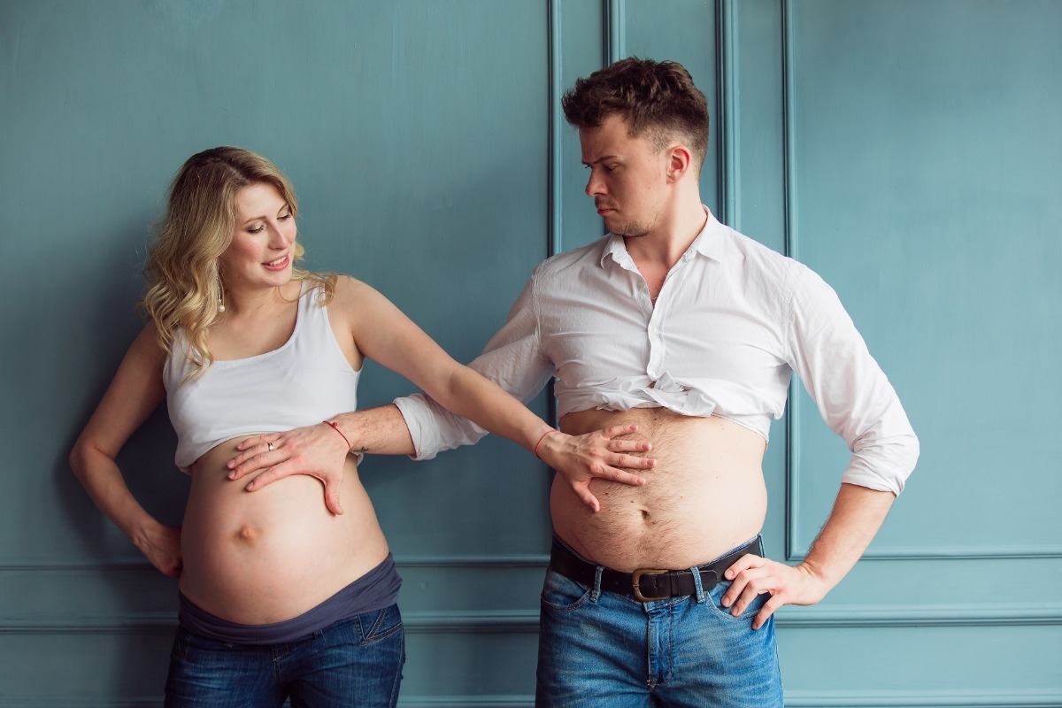 esposa grávida e seu marido comparam suas barrigas com as mãos podem se livrar da barriga de cerveja