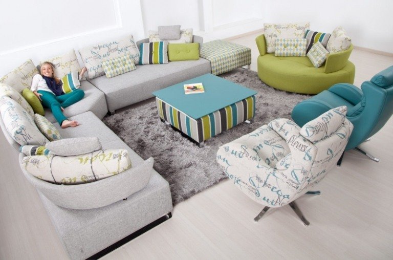 Sofá-grande-cinza-decorativo-almofadas-colorido-estofamento-pantom