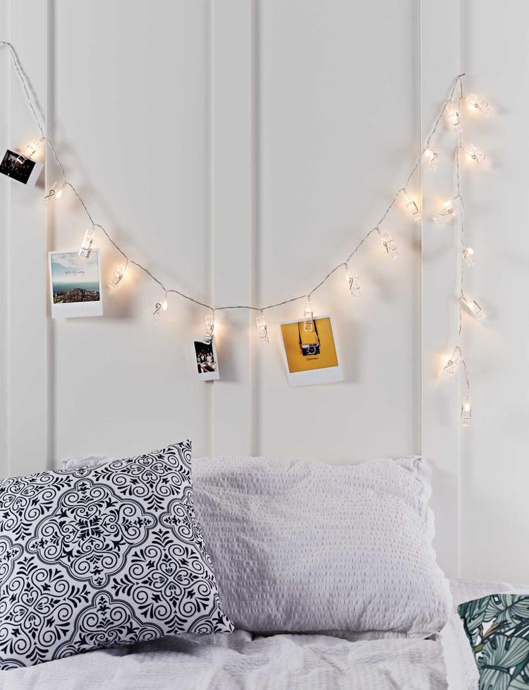 Projete um quadro de parede. Pendure uma corrente de luzes sobre a cama