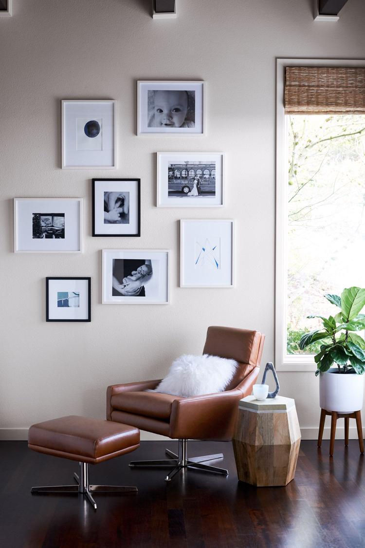 Projete uma parede de imagem Fotos em preto e branco de parede de destaque lendo canto da sala de estar