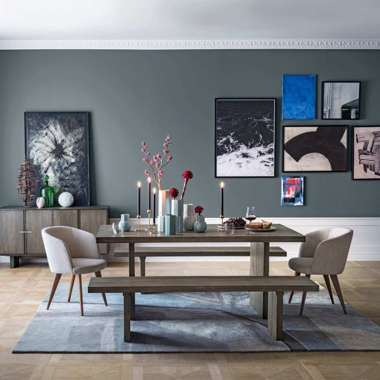 Projete imagens na parede da sala de jantar com fotos de arte moderna em estilo escandinavo