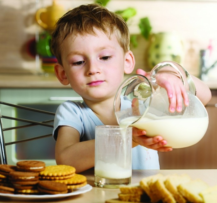 Leite alimentar saudável comer crianças