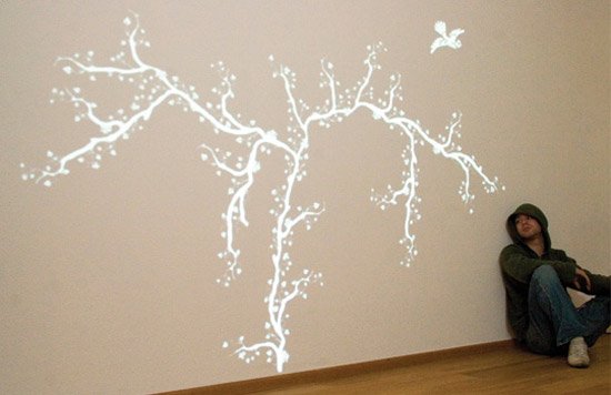 Parede com motivos florais com padrão de papel de parede luminoso
