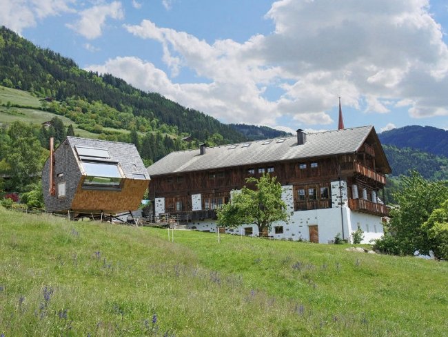 Ufogel-Ferienhaus Osttirol Áustria flutuando sobre o prado