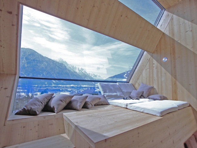 Área para banho de sol Ufogel, área de estar, design de interiores, almofadas de chão com vista panorâmica da montanha