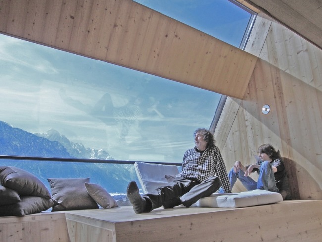 Ufogel Design design de interiores de casa de temporada com área de estar com vista para a montanha