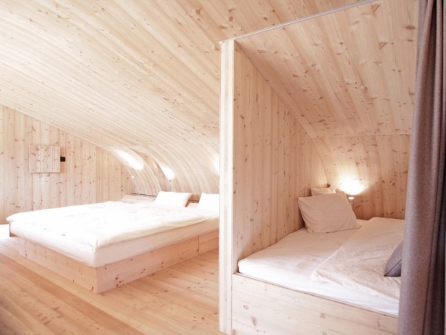 Mobiliário de quarto com telhado arqueado - interior de casa de campo de lariço ufogel