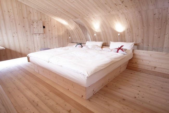 Cabana cama de casal feita de madeira de pinho, revestimento de parede de madeira de lariço no andar superior