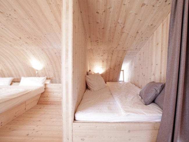 Projeto de casa de temporada no andar superior com banheiro em madeira de lariço