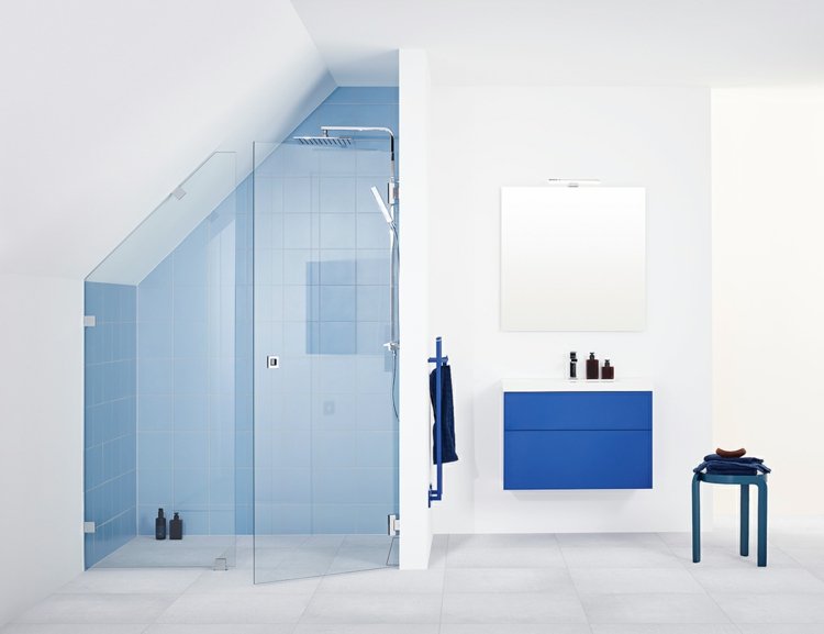 Azulejos azuis cabina de duche inclinada para o teto-cinza-chão de azulejos-armário com base azul cobalto