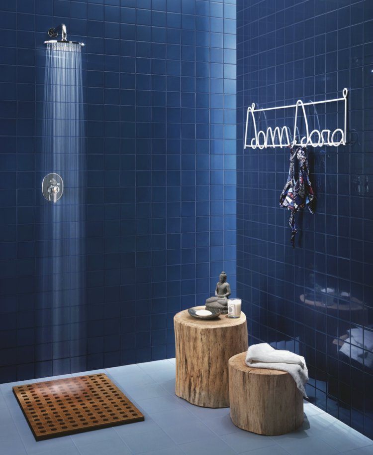 Ladrilhos azuis formato pequeno-azul escuro-azul cobalto-branco-piso de ladrilhos-banqueta de madeira