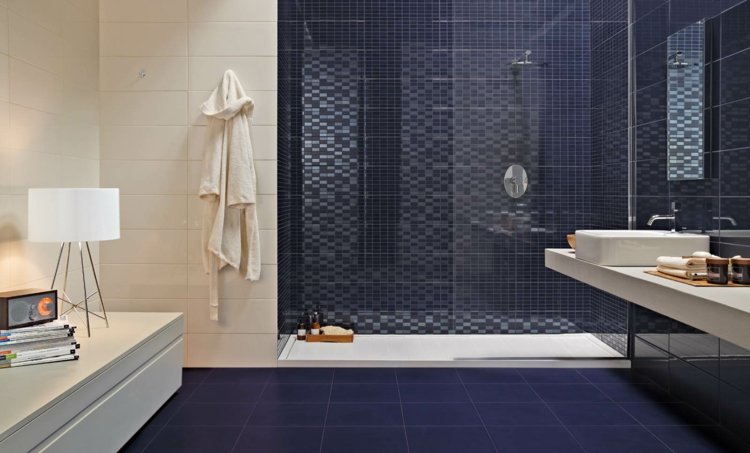 azul-azulejos-azul-escuro-geométrico-nuster-branco-parede divisória de vidro do chuveiro