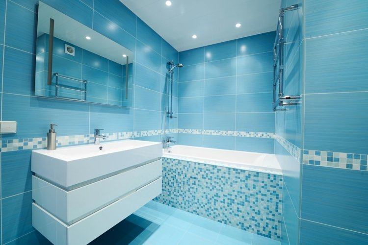 azul-azulejo-mosaico-azul-claro-azul-escuro-branco-bancada-lavatório-espelho-banheiro-espelho