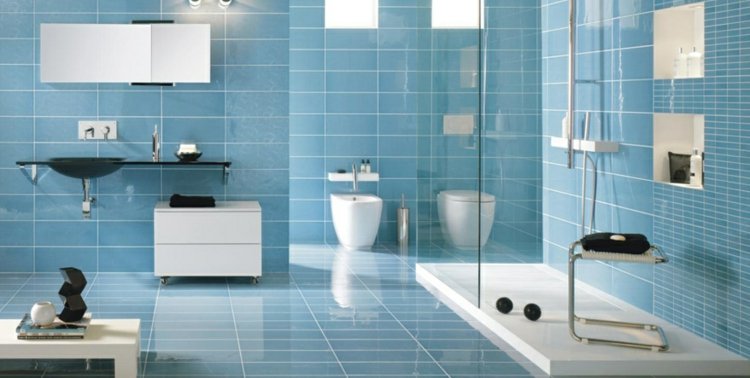 azul-azulejos-céu-azul-branco-argamassa-chuveiro-cubículo-vidro-parede-banheiro-espelho