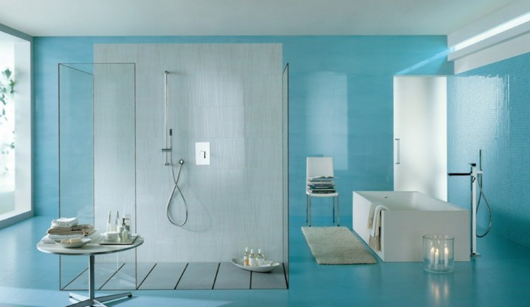 Azulejos azuis, parede de vidro com parede de vidro e banheira branca, mosaico-céu azul