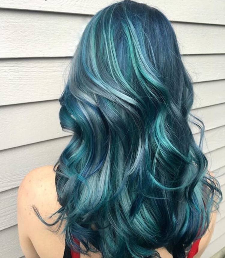 tendência de cores de cabelo azul cabelo oceano destaca nuances prateadas