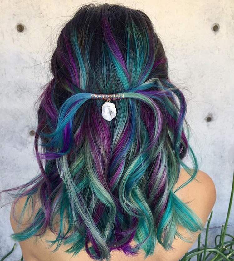 cabelo azul oceano cores tendência listras roxas verdes