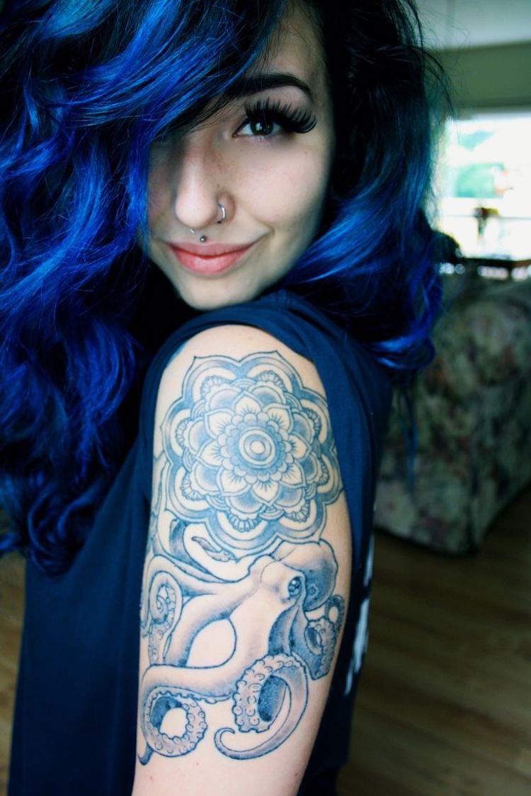 cabelo azul oceano cores de cabelo tendência tatuagem escura