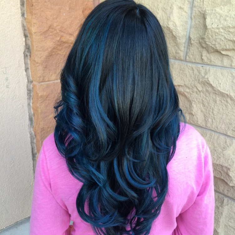 cabelo azul oceano cores de cabelo tendência destaques morenos escuros