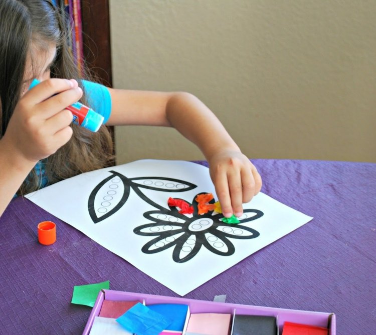 lenço de papel-flor-estêncil-cola-menina